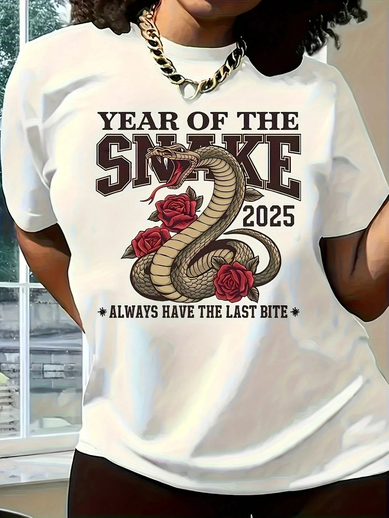 เสื้อผู้หญิงคอกลมแขนสั้นลายงูสีขาวประดับดอกกุหลาบแดง คุณภาพสูง นุ่มสบาย ระบายอากาศดี รุ่นซัมเมอร์ 2026