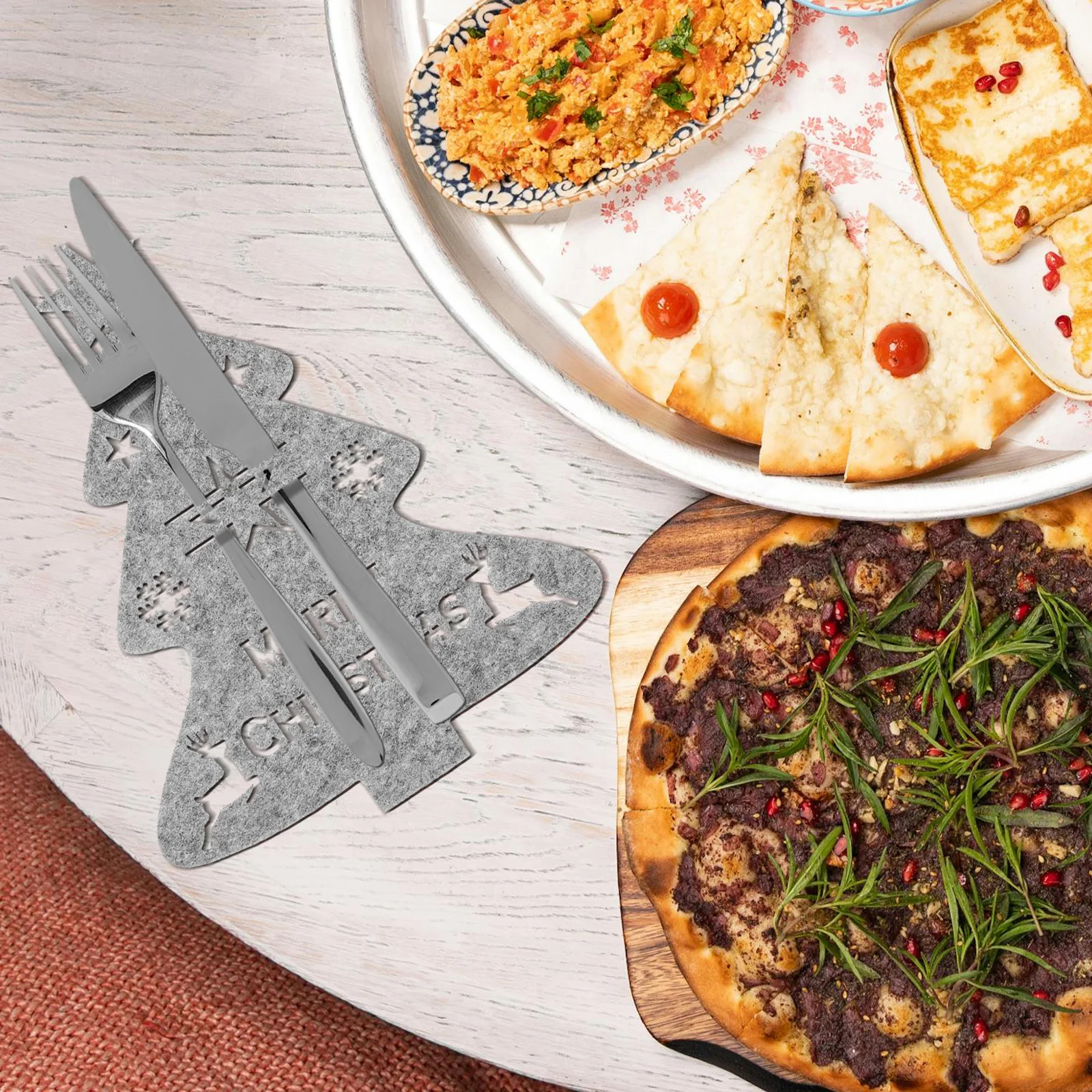 

4Pcs Christmas Tableware Holder Xmas Tree Cutlery Sleeves Decorative Silverware Bags Holiday Party Decoration Fork Cutter