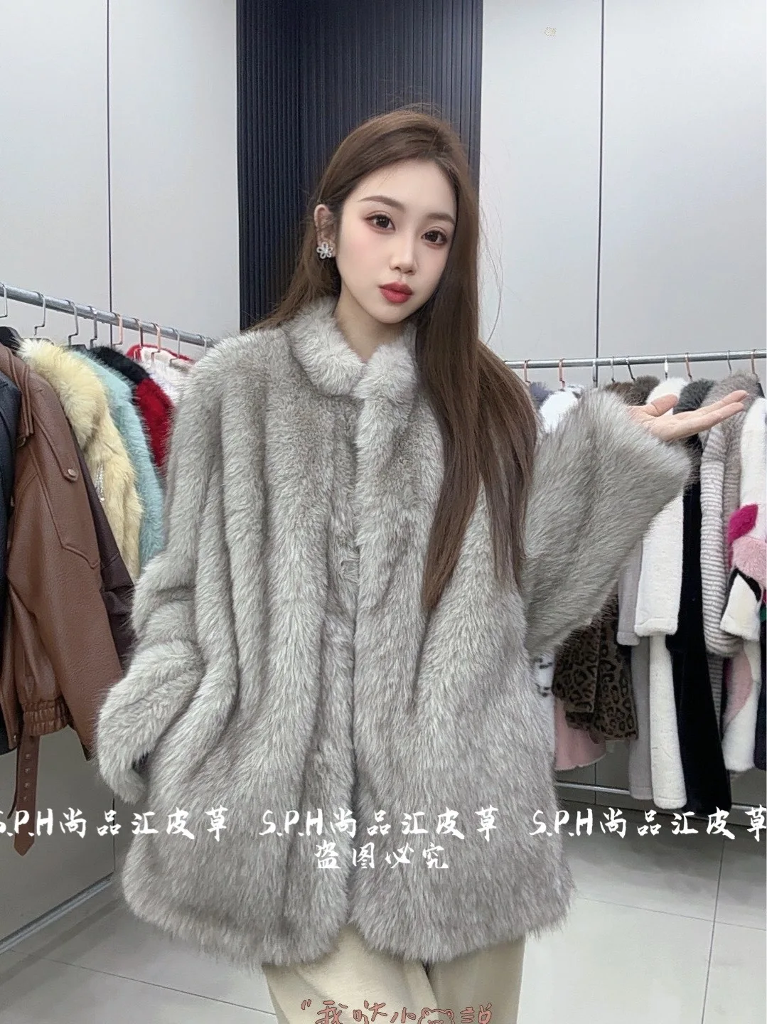 معطف شتوي بني للنساء 2025 معطف فرو قصير جديد بلونين مع سترات سميكة على طراز مصمم للنساء