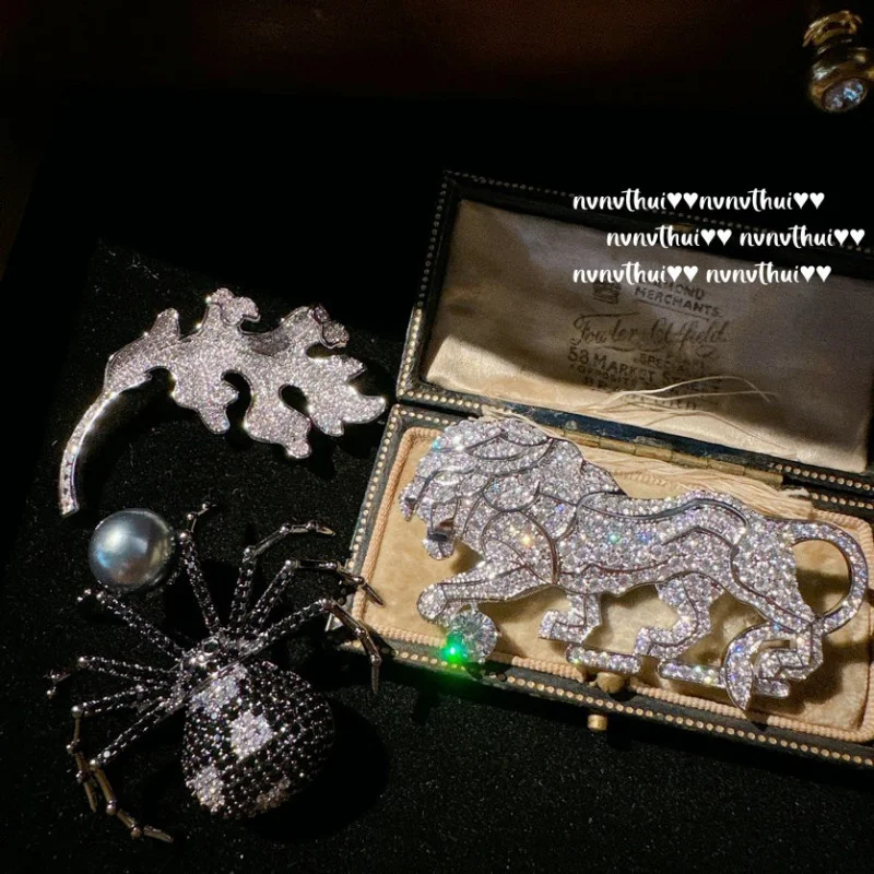 

Piano Black Gemstone Spider Pearl Brooch Vintage Plating18KGold Lion Zircon Brooch
