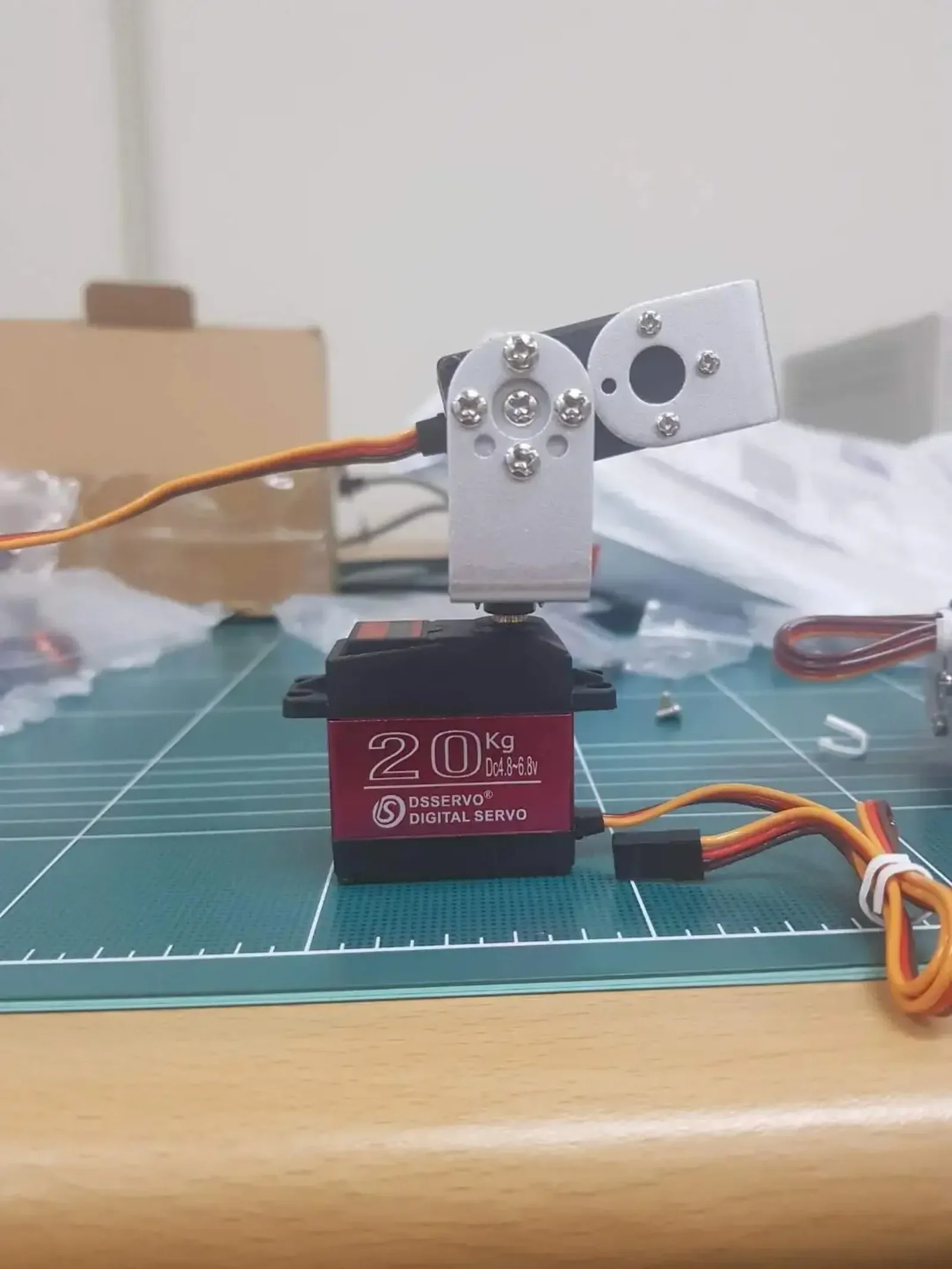 

RDS3218 20KG Dual Shaft RC Digital Servo Waterproof High Torque Metal Gear with U Mount