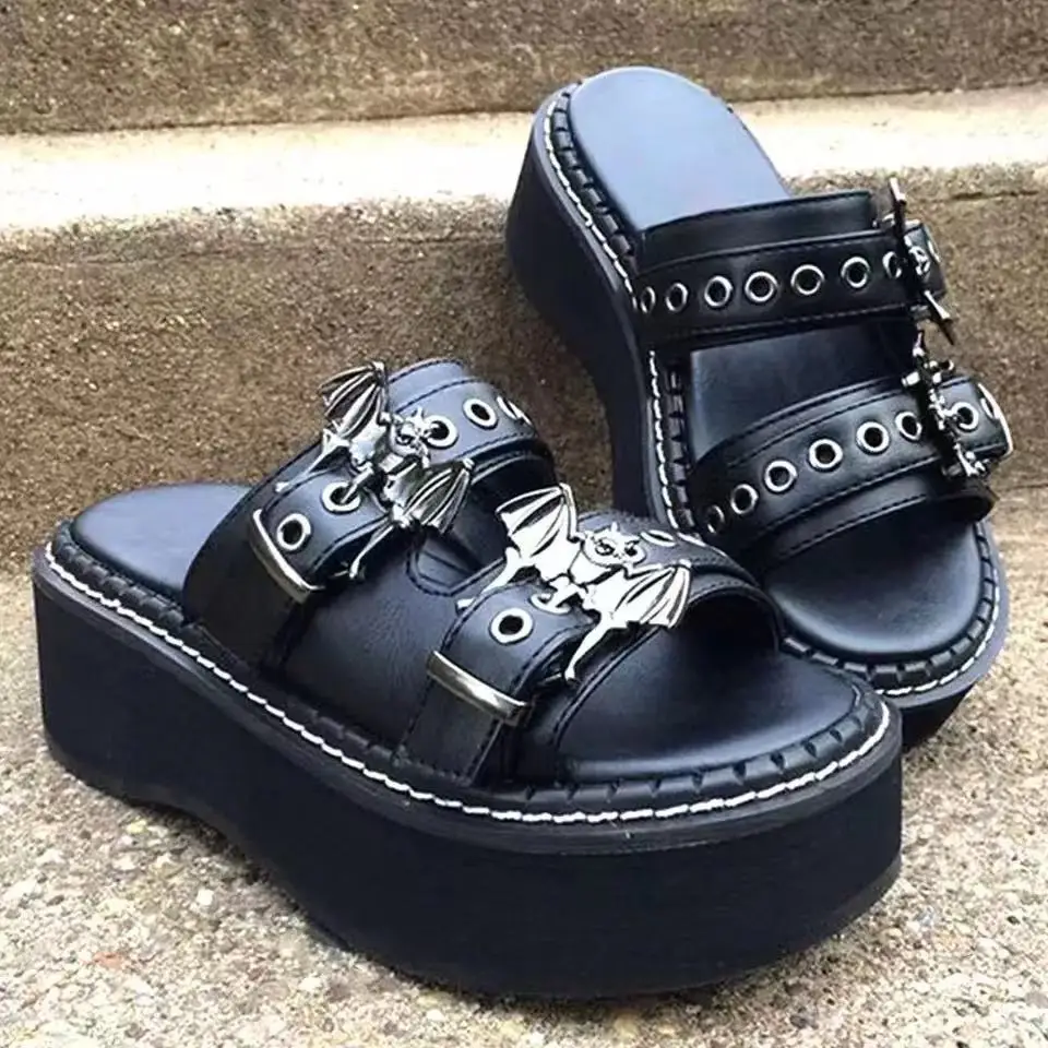 Sandalias de plataforma negras para mujer, sandalias góticas de cuña gruesa de verano, sandalias de plataforma punk para niñas, chanclas metálicas con hebillas de araña para mujer