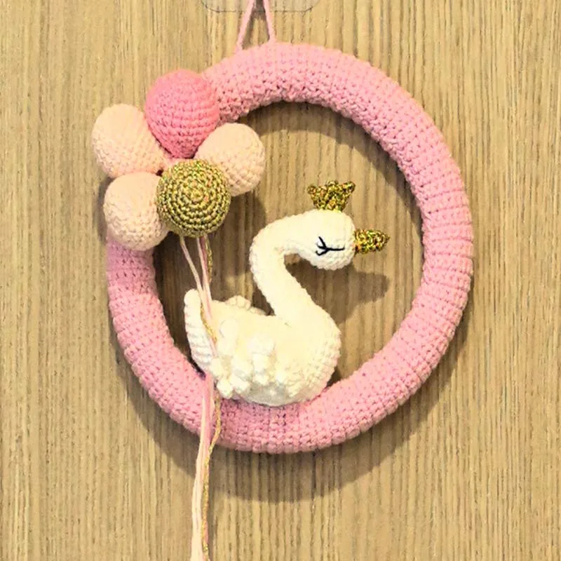 พวงหรีดถักโครเชต์ชื่อเด็กแบบส่วนตัว พร้อมหงส์และลูกโป่ง ของตกแต่งผนังห้องเด็กแบบกำหนดเอง ของขวัญทำมือสำหรับเด็กแรกเกิด ของขวัญสำหรับงานเลี้ยงฉลองทารก