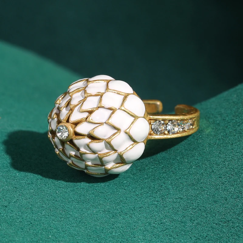 

Vintage White Enamel Flower Rings Gold Color and Adjustable Women Rhinestone Accessories High Quality Jewelry Luxury Brand Party