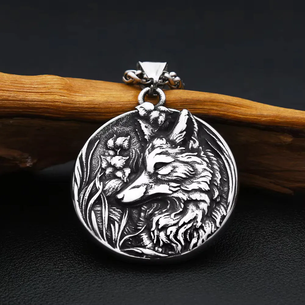 Retro Wolf Head Pendant Necklace Forest Floral Relief Animal Amulet For Men Women Punk Hip Hop Outdoor Street Fashion Accessory