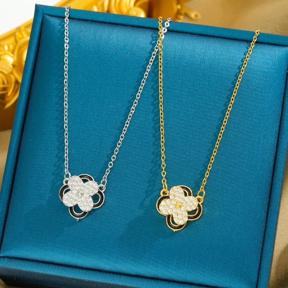 This simple and non-fading collarbone chain rotating four-leaf clover titanium steel women's necklace