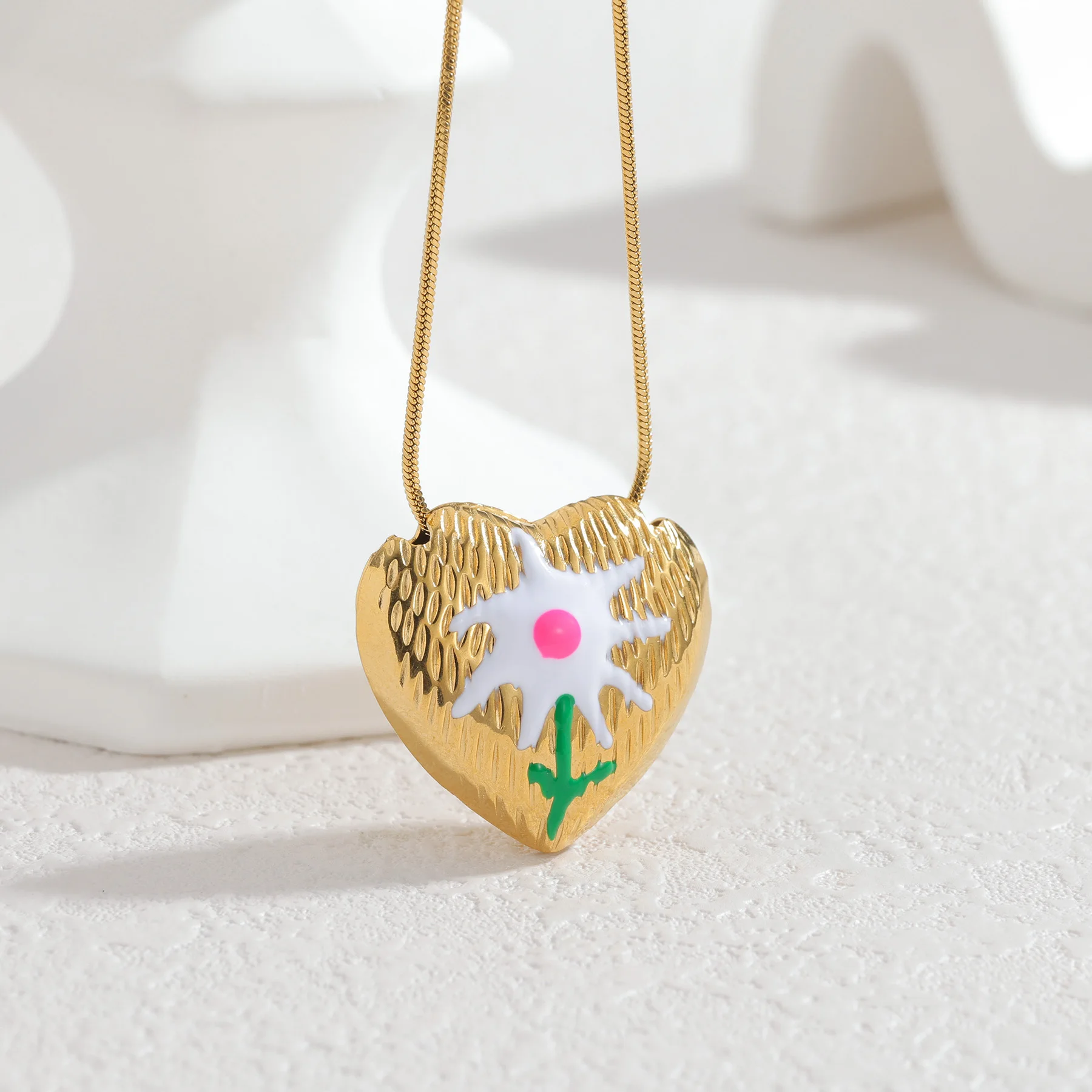 قلادة من الفولاذ المقاوم للصدأ على شكل قلب زهرة متعددة الأنماط من الزيت بالتنقيط من Kissmoon مثالية للنساء هدية يومية للمهرجانات