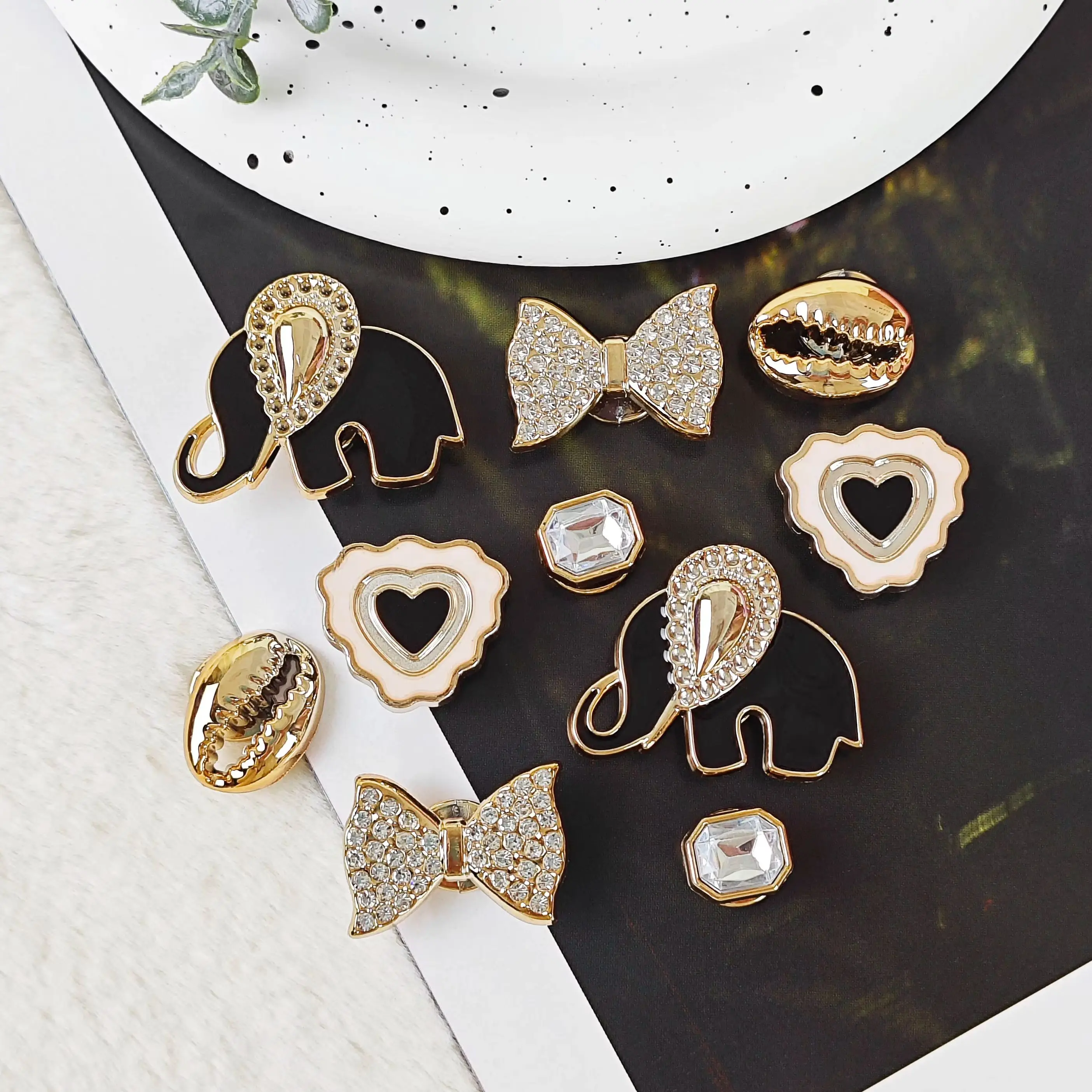 10Pcs Shoe Decoration DIY Charms Shiny Elephant, Bow, Heart, Conch Fashion Decorative Buckles Non-Metal Lightweight Material Suitable for Eva Beach Shoes, Sandals, Removable Shoe Decoration, Girls' Accessories Holiday Gift