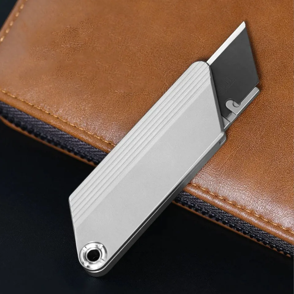 1Trapezoidal blade titanium alloy art knife for fashionable unboxing and quick replacement of blades, portable keychain EDC