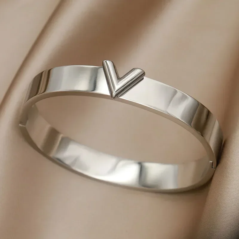 Stainless Steel Metal Letter V Bangles&bracelets for Women Fashion Brand Jewelry Contrast Color Bangles Accessories