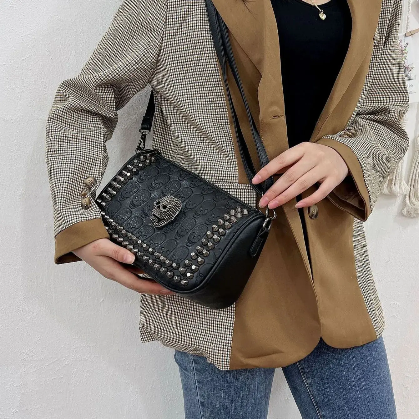

(Halloween) 2024 new rivet bag Y2K street motorcycle punk wind rivet black skull shoulder messenger bag