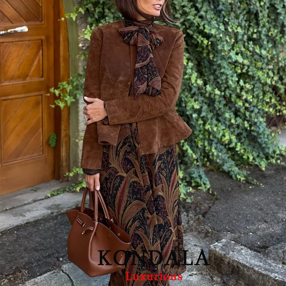 KONDALA سترات نسائية من جلد الغزال ملابس الشارع الشهير بياقة دائرية وأزرار وأكمام طويلة سترات قصيرة موضة خريف وشتاء 2025 ملابس خارجية غير رسمية