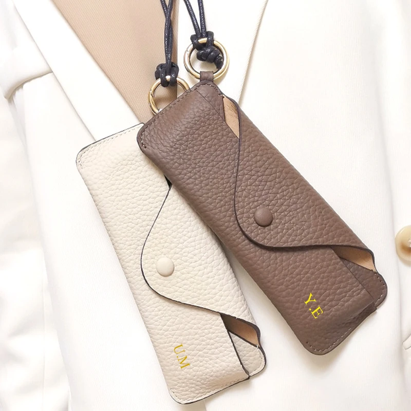 Custom Initials PU หนังแว่นตากระเป๋าพร้อมสายคล้องคอ Luxury Travel Portale แว่นตากันแดดกระเป๋าแฟชั่นกล่องแว่นตา