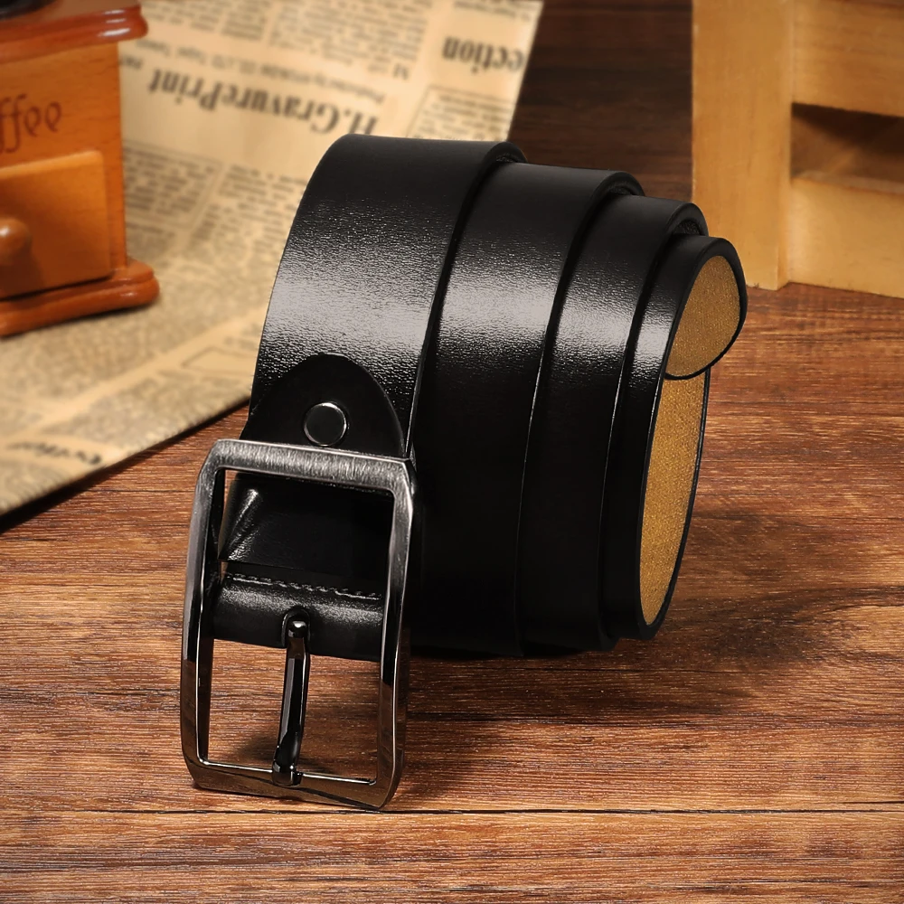 

Мужской ремень из спилка, стильный и в ретро-стиле, идеально подходит для подарка на праздник.