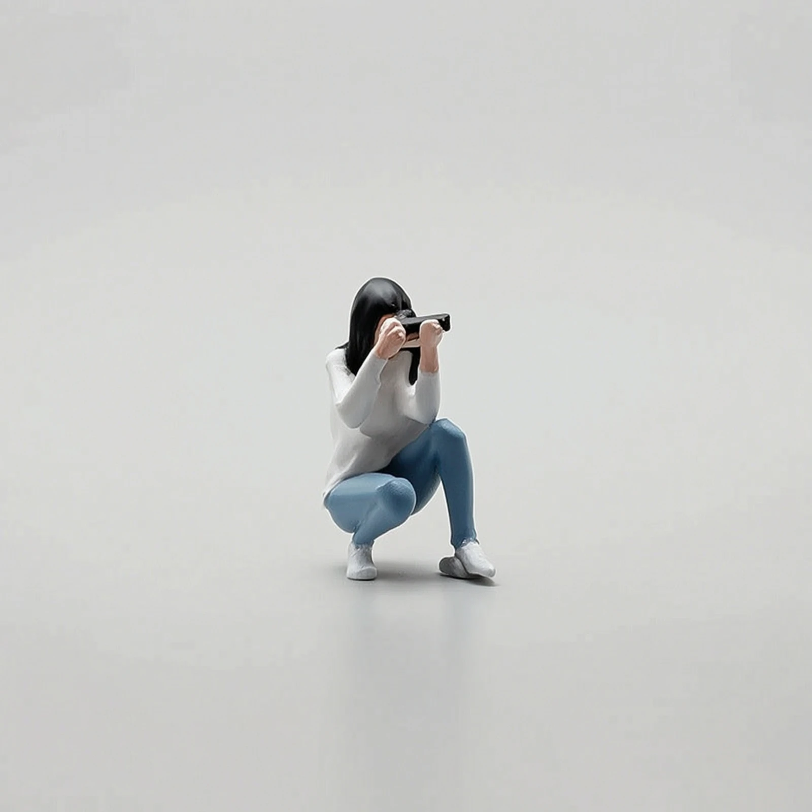 Miniature Girl with Camera Collectible Crouching Girl Figurine Resin Figure Assembled Decor Models Decorative
