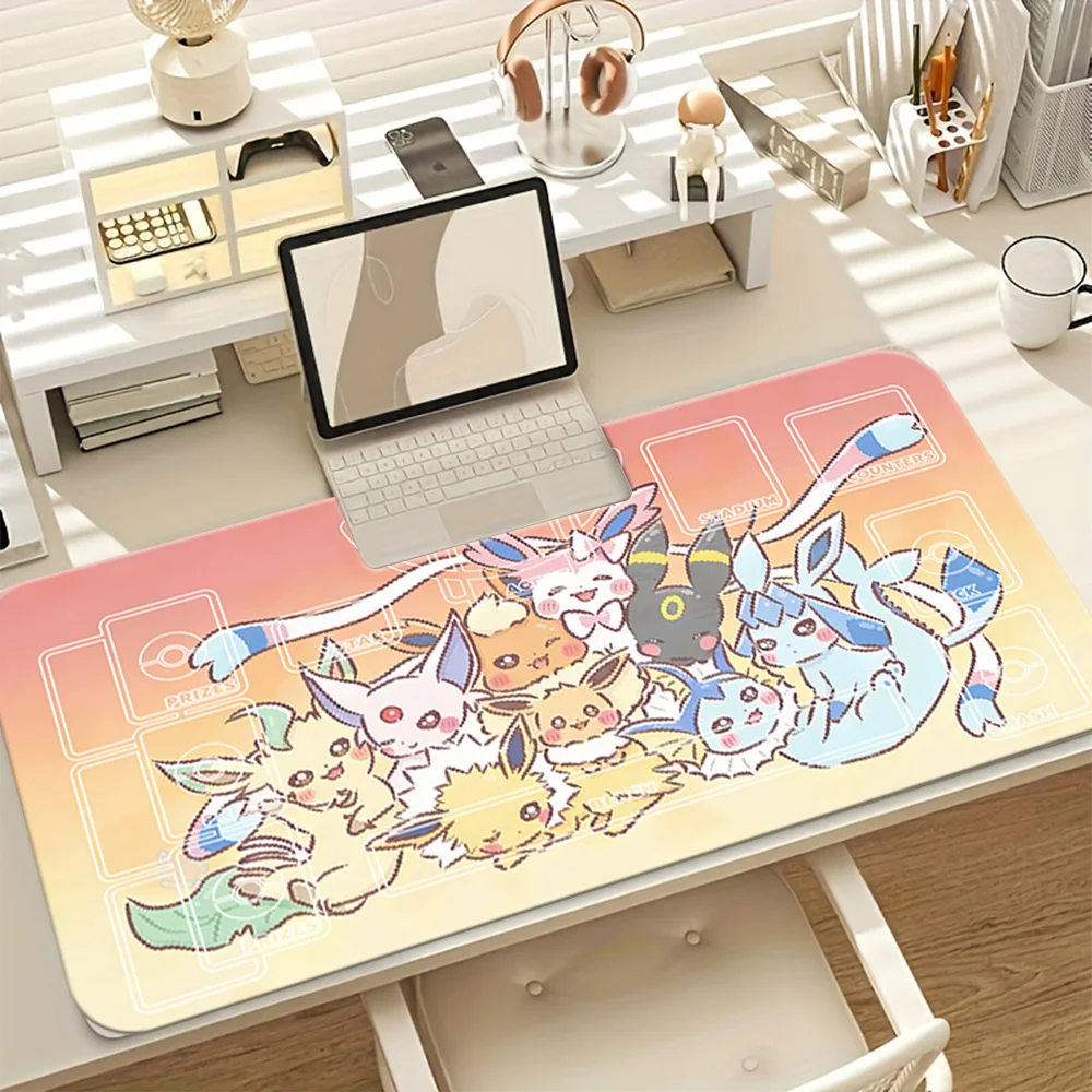 Ceci est un tapis de jeu de style pixel, représentant un groupe d'Eeveelutions (formes évoluées d'Eevee) rassemblées, conçu pour le TCG (Tra
