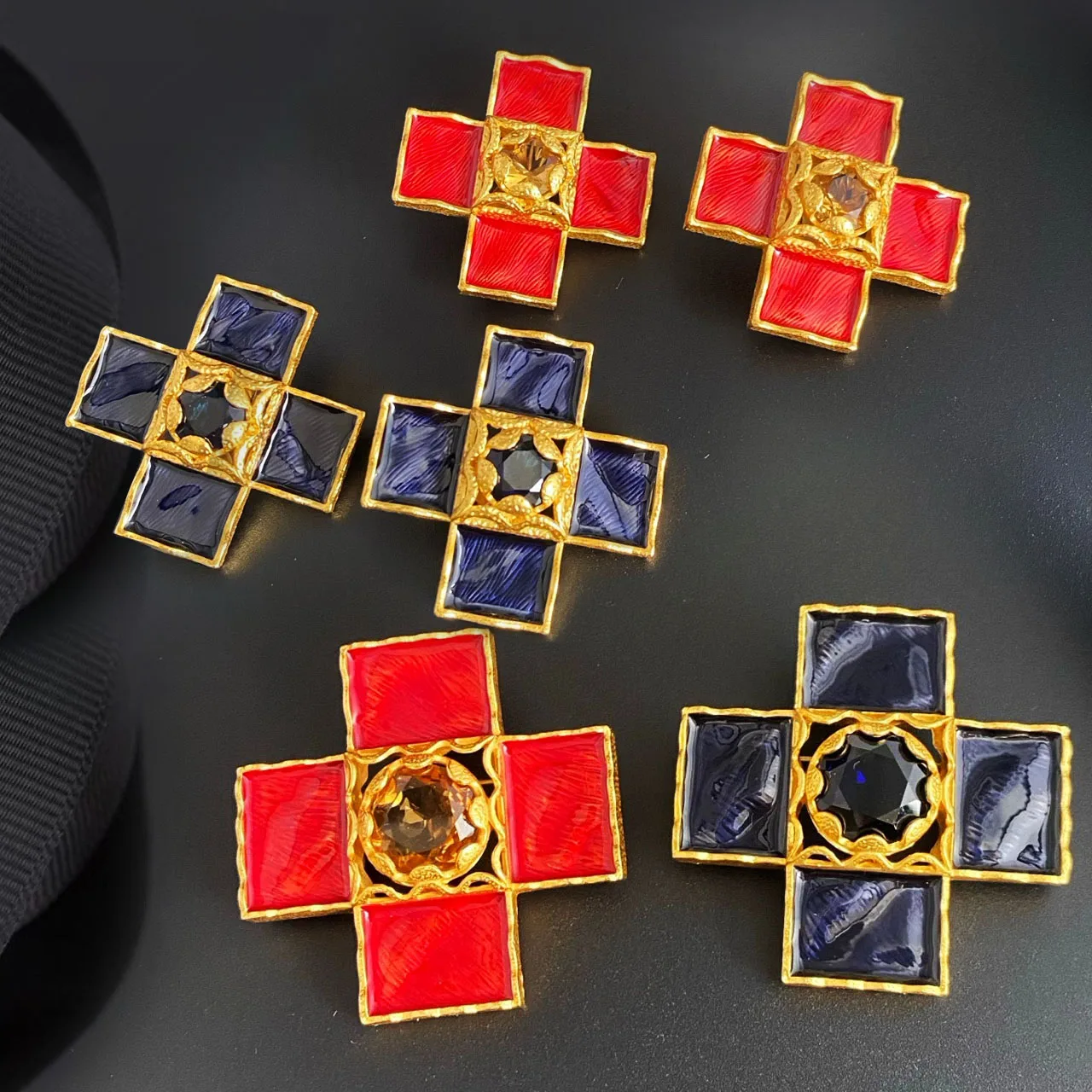 

Ювелирные изделия и аксессуары в стиле ретро, серьги с эмалью и кристаллами в форме креста, брошь и ожерелье, кулон, 3 предмета для женщин, подарки на вечеринку