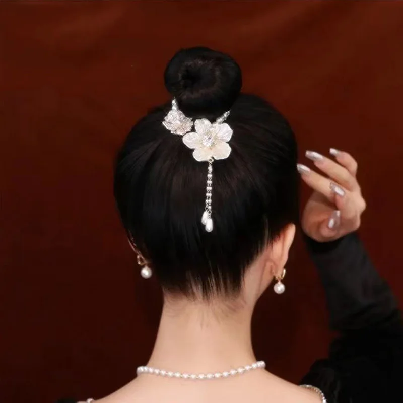 Chinese Style Hair Claw Alloy Hairpin Camellia Hairgrips Fashion Hanfu Matching Delicate Headdress Personality Tassel Crab Clip