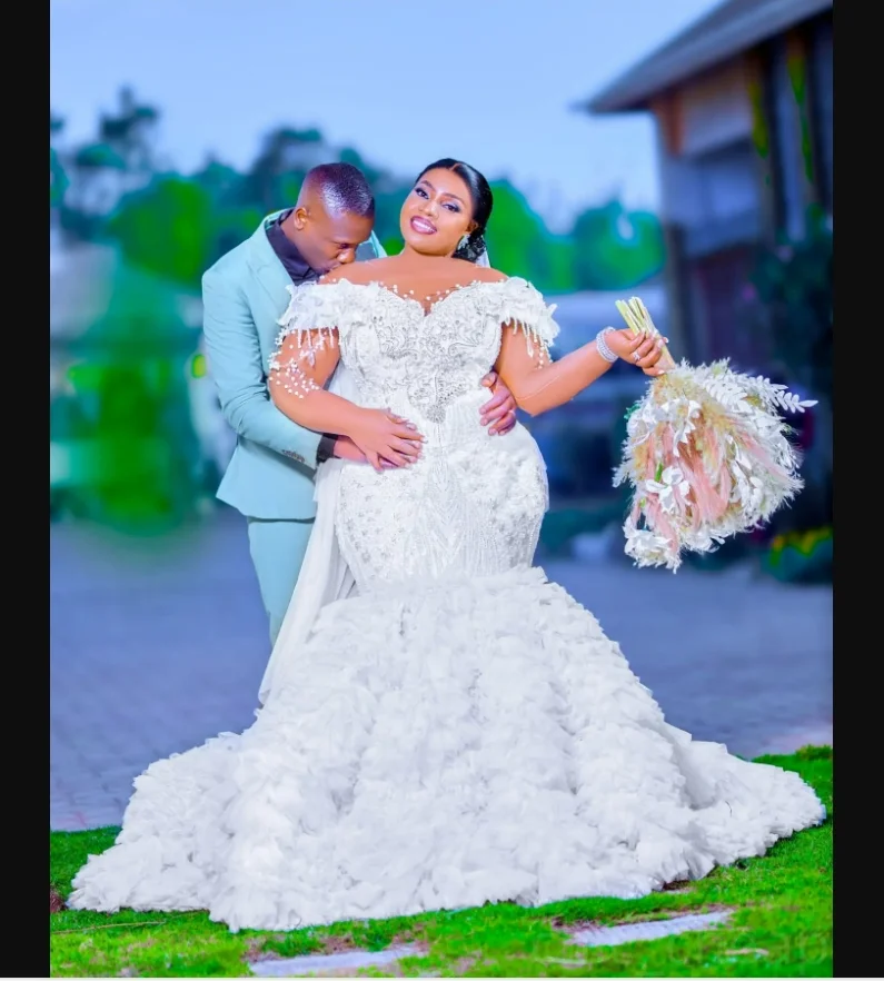 カスタマイズされたオフショルダーシャイニークリスタルアップリケプラスウェディングドレスローブマリーアフリカフルスリーブティアブライダルドレス