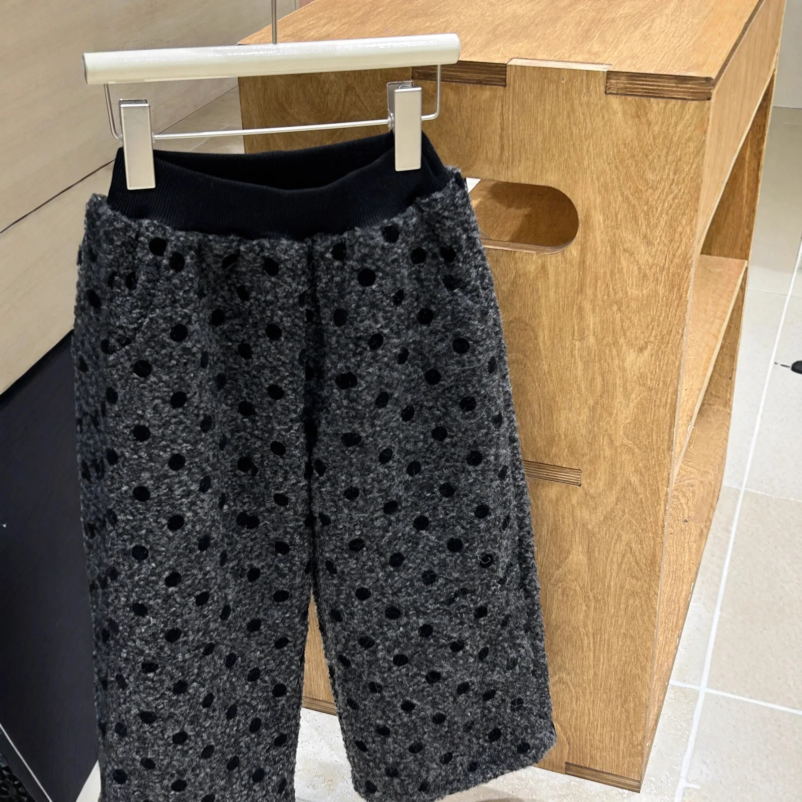 Girls Pants 2025 Winter New Black Polka Dot and Plush Casual Straight Leg Pants with Versatile Temperament for Daily Casual Wear