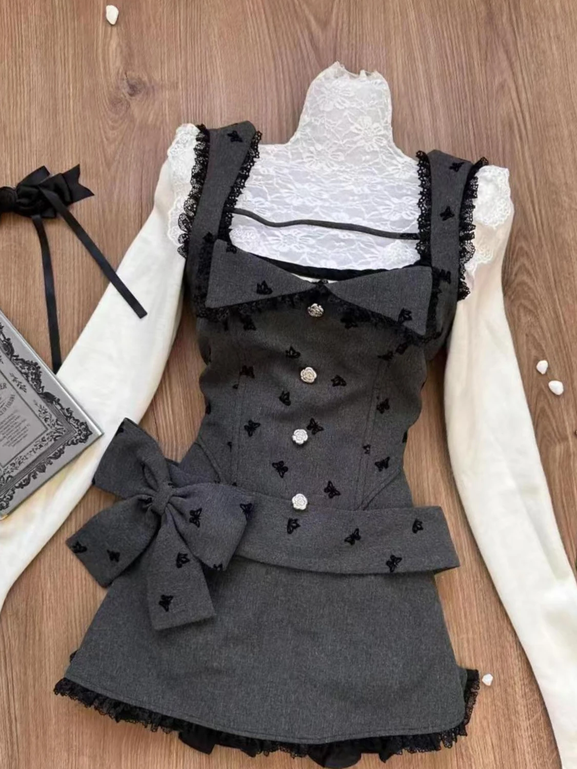 Süße süße weiße Rüschenoberteile + graue Weste mit Spitzenrand + schlankmachender Rock mit hoher Taille, 3-teiliges Set für Damen, japanischer Winterrock-Anzug