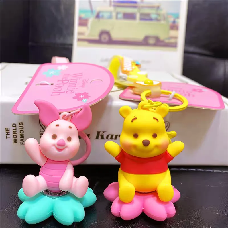 

Disney поросенок пух медведь вишневый цвет серии вращающийся брелок для сидения поза подвесная игрушка пара рюкзак кулон украшение