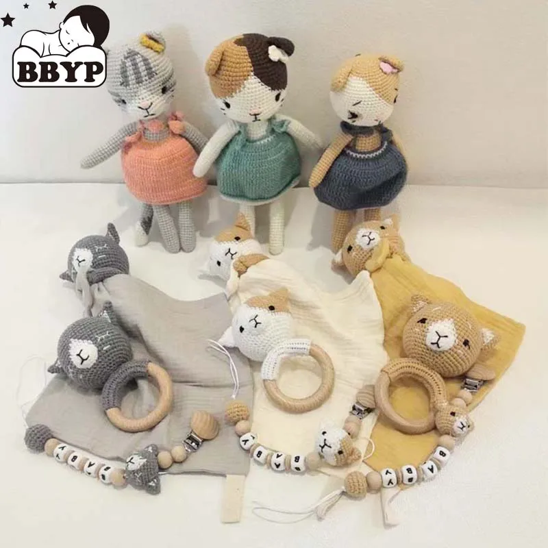 

Персонализированное имя Baby Doudou + вязаная крючком кошка-погремушка, игрушка-цепочка для соски, подарок для новорожденных, хлопковая марля, хлопковые марлевые куклы для сна для мальчиков и девочек, кормление
