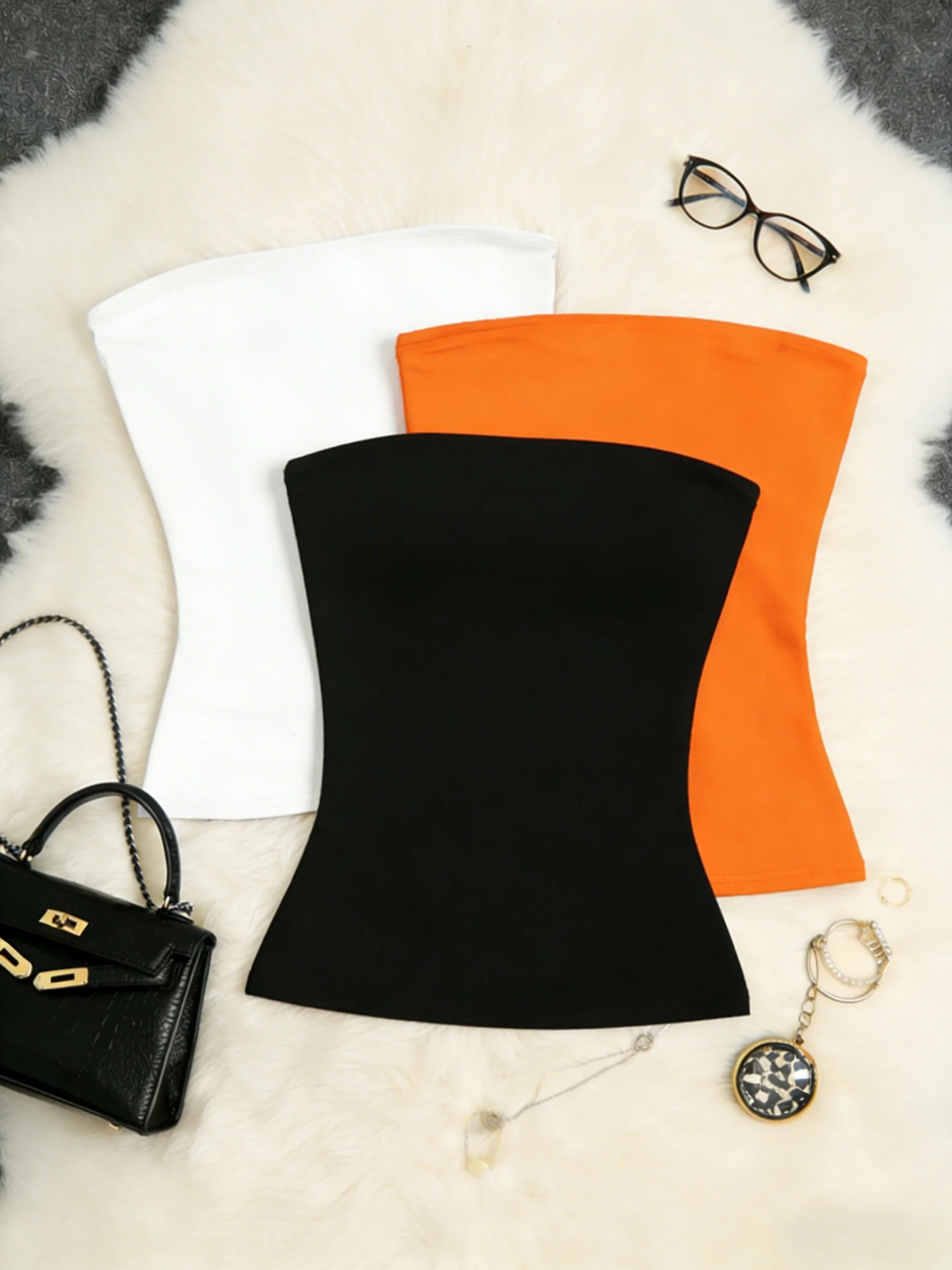 Damen-Set aus dreiteiligem, einfarbigem, trägerlosem Tube-Top, schmal geschnittener, ärmelloser kurzen Weste und lässigem Sommer-Basic-Camisole. – Detail 4