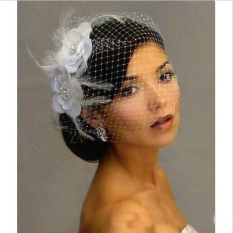 Vintage BirdeCage ผ้าคลุมหน้างานแต่งงานผ้าคลุมหน้า Birdcage Veil ตาข่ายหน้าสั้น Feather ดอกไม้สีขาว Fascinator เจ้าสาวหมวก Veil