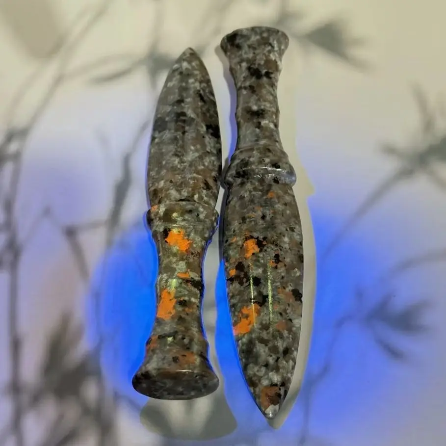 

1pc Natural Yooperlite Stone Dagger Carving Handcrafted Flame stone Dagger Polished Model Knife Artisan Craft Gift Home Decor