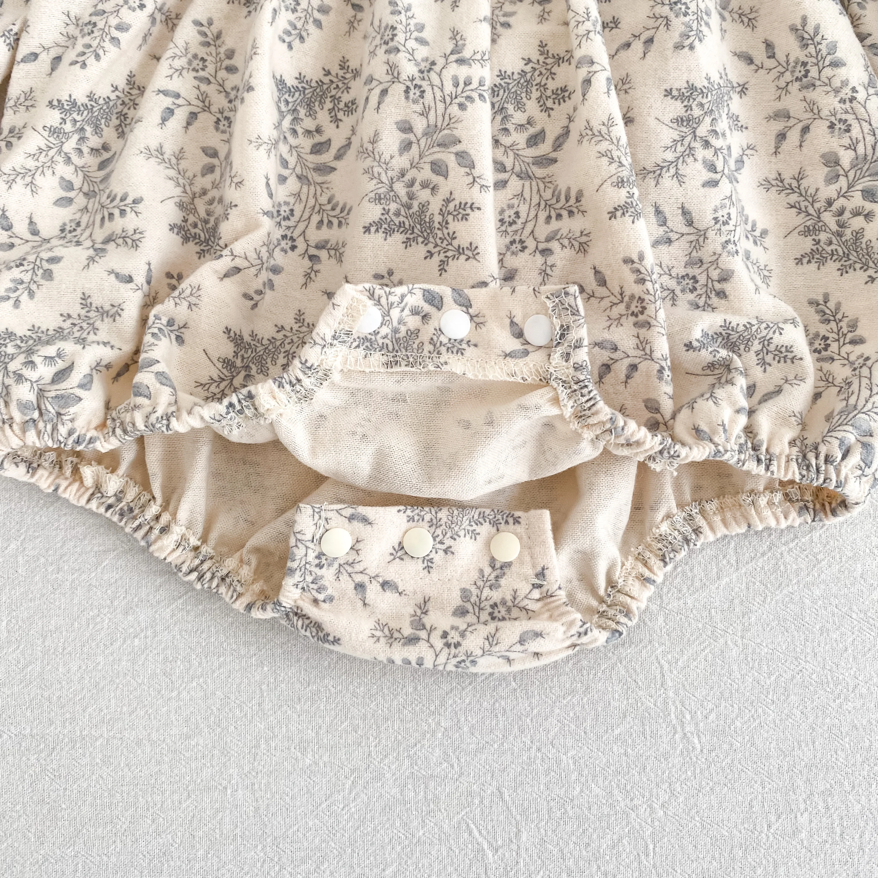 Baby-Mädchen Blumenmuster Bubble-Strampler mit Rüschenkragen, langen Puffärmeln, Baumwoll-Body für Neugeborene, Herbst-Einteiler-Outfit 0-24M – Detail 12