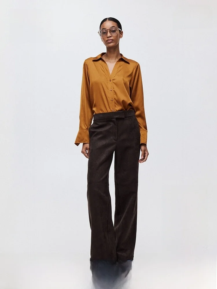 

Женская блузка H&M из атласа с V-образным вырезом, длинным рукавом, для повседневной носки, коллекция Весна 2023, модель 0939703