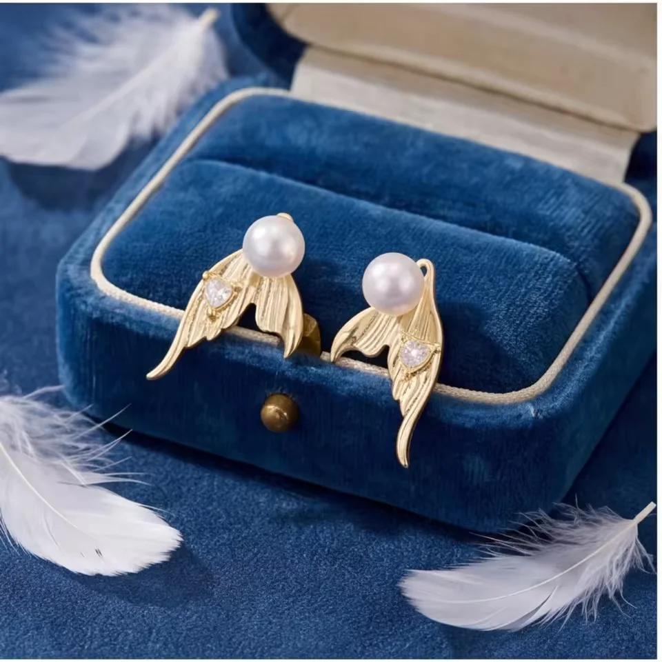 Luxury Gold Tone Textured Mermaid Fish Tail Pearl Stud Earrings Pearl & Heart Zircon Dreamy Earrings for Women Jewelry