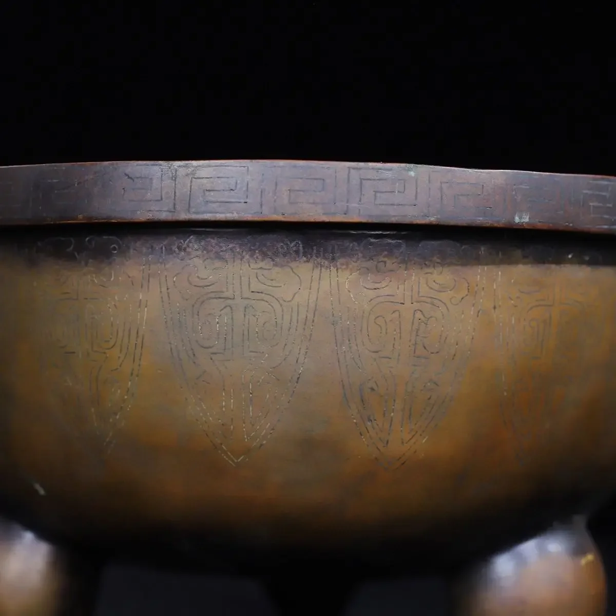 Old Tibetan copper pinched double animal ears and three-legged incense burner, 23 cm long, 23 cm wide and 18.5 high,