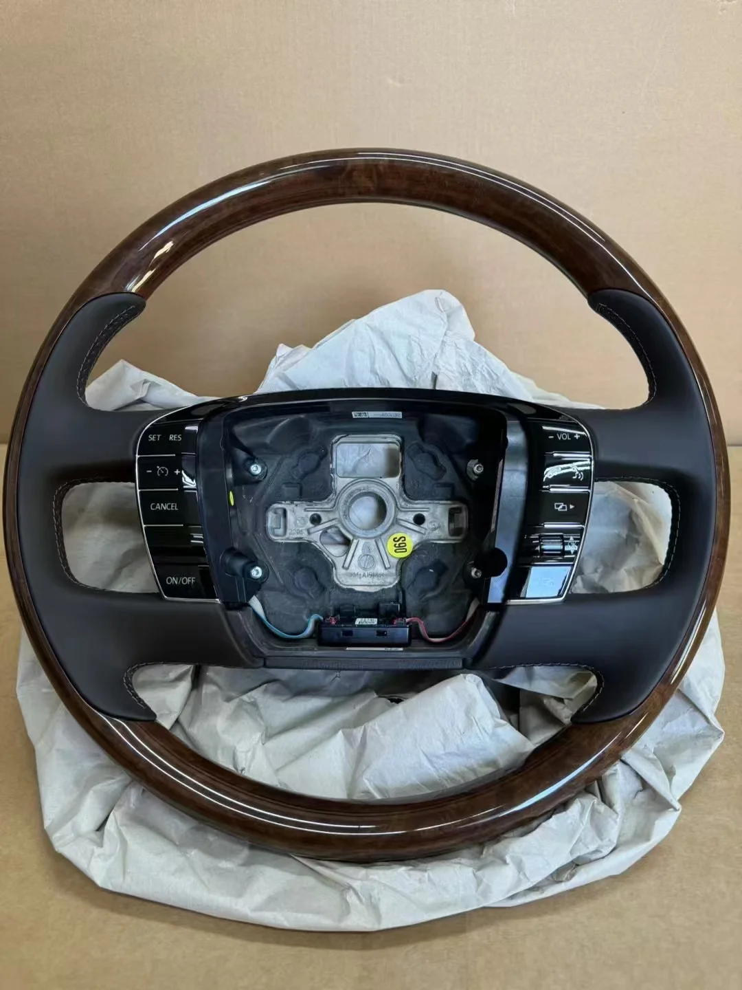 

Многофункциональное рулевое колесо VW Phaeton, орех, фортепианная краска 3D0 419 091