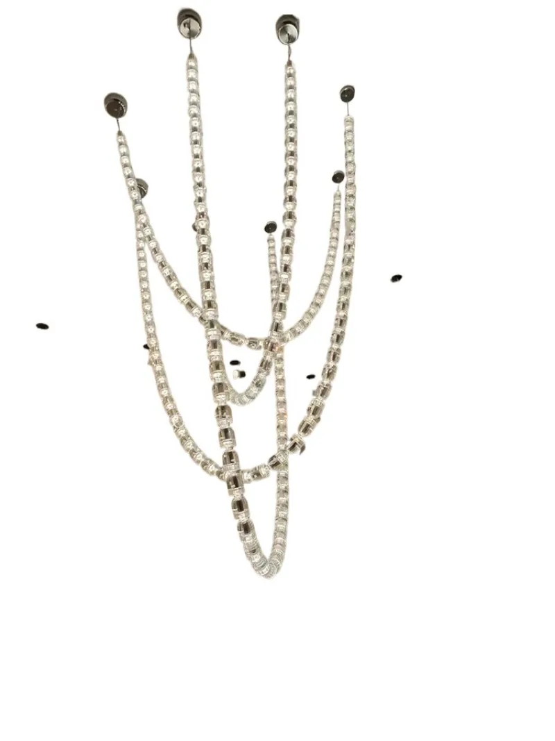 مبنى فيلا دوبلكس فاخرة خفيفة، ثريا غرفة معيشة فارغة، ثريا على شكل قلادة كريستالية