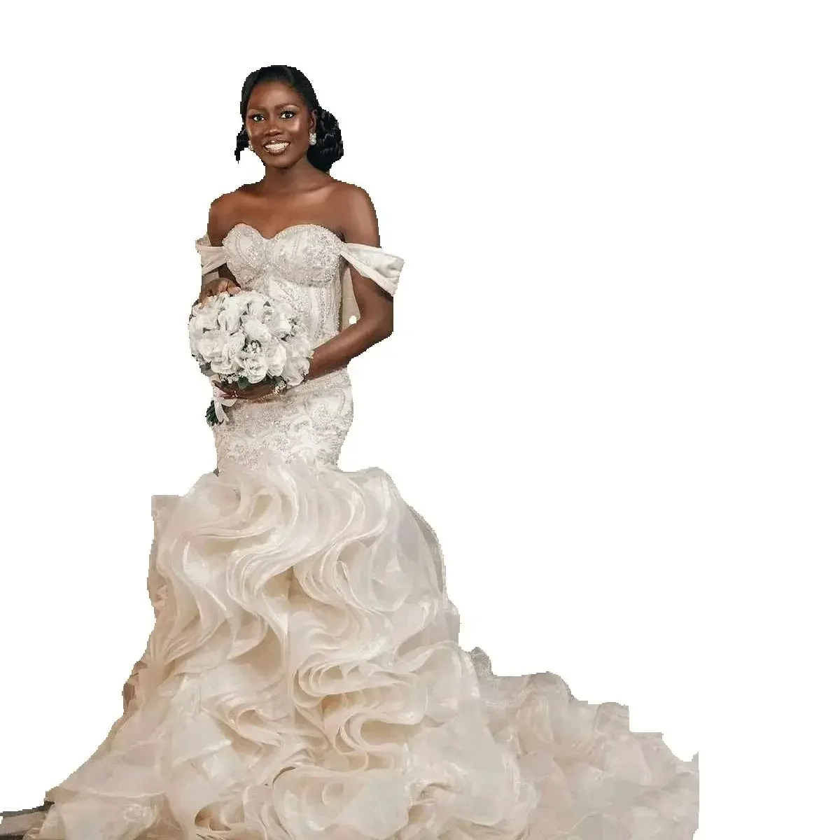 Suknia ślubna syrena z afrykańskimi, błyszczącymi perłami, z odkrytymi ramionami i kaskadowymi falbanami.