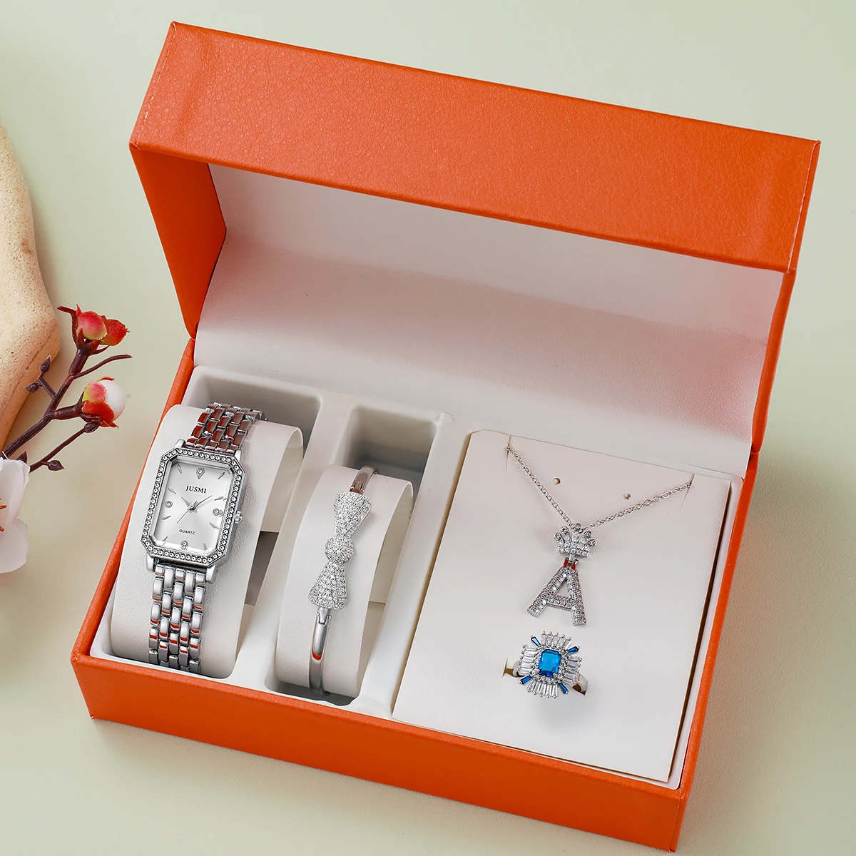 

Роскошный серебряный набор: часы и украшения — квадратные часы с кристаллами, браслет с бантом, колье с инициалом «А» и кольцо с синим камнем, элегантный подарок