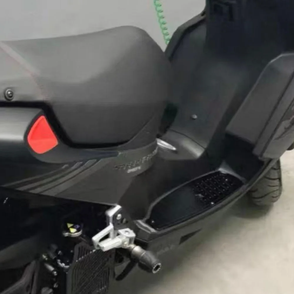 For Peugeot Speedfight SF3 / SF4, install the accessory foot pedal, aluminum floor plate, anti-slip foot mat and foot pedal. view 2