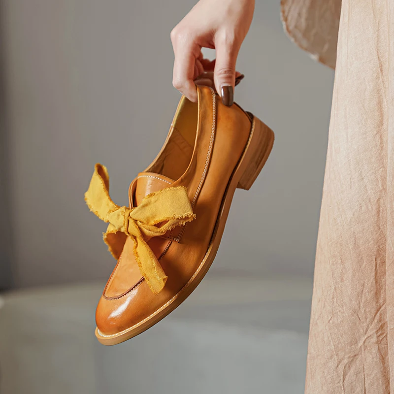 أحذية بروغ للنساء من جلد الحصان الأصلي بلون سادة ومقدمة مستديرة ورباط علوي أحذية مسطحة للسيدات مصنوعة يدويًا