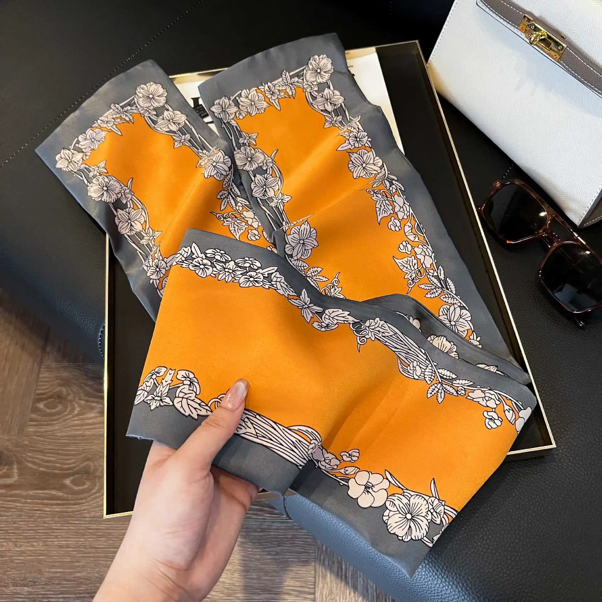 Luxuriöser Seidenschal mit Blumenmuster für Damen – Modischer schmaler Seidenschal, Taschenband, Damen-Stirnband, Kopftuch – Detail 6