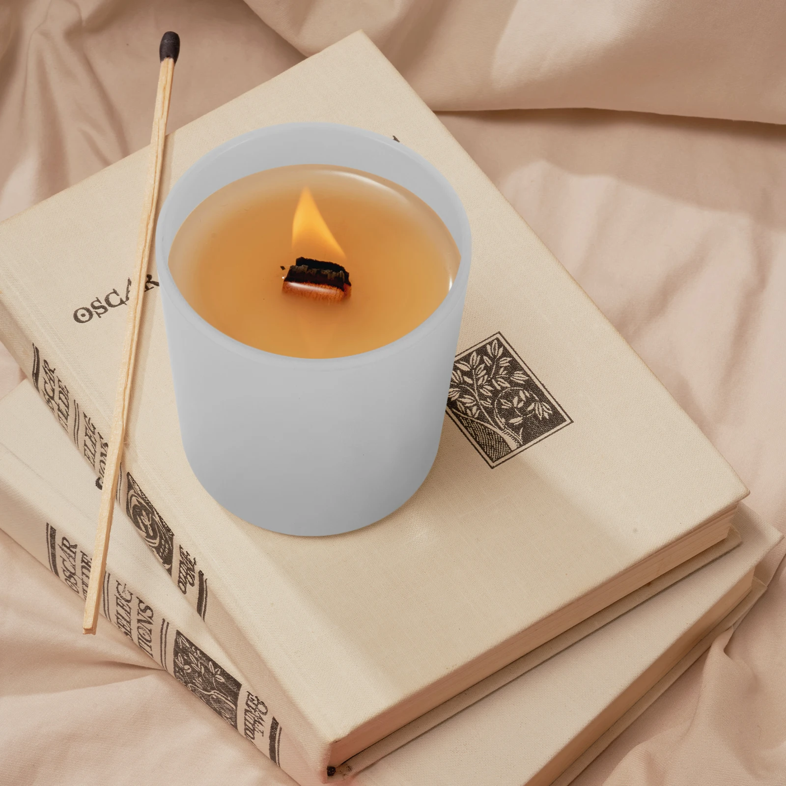 

Decorative Ceramic Candlestick Creative Desktop Adornment Scented Stand and Reusable for Home Decor