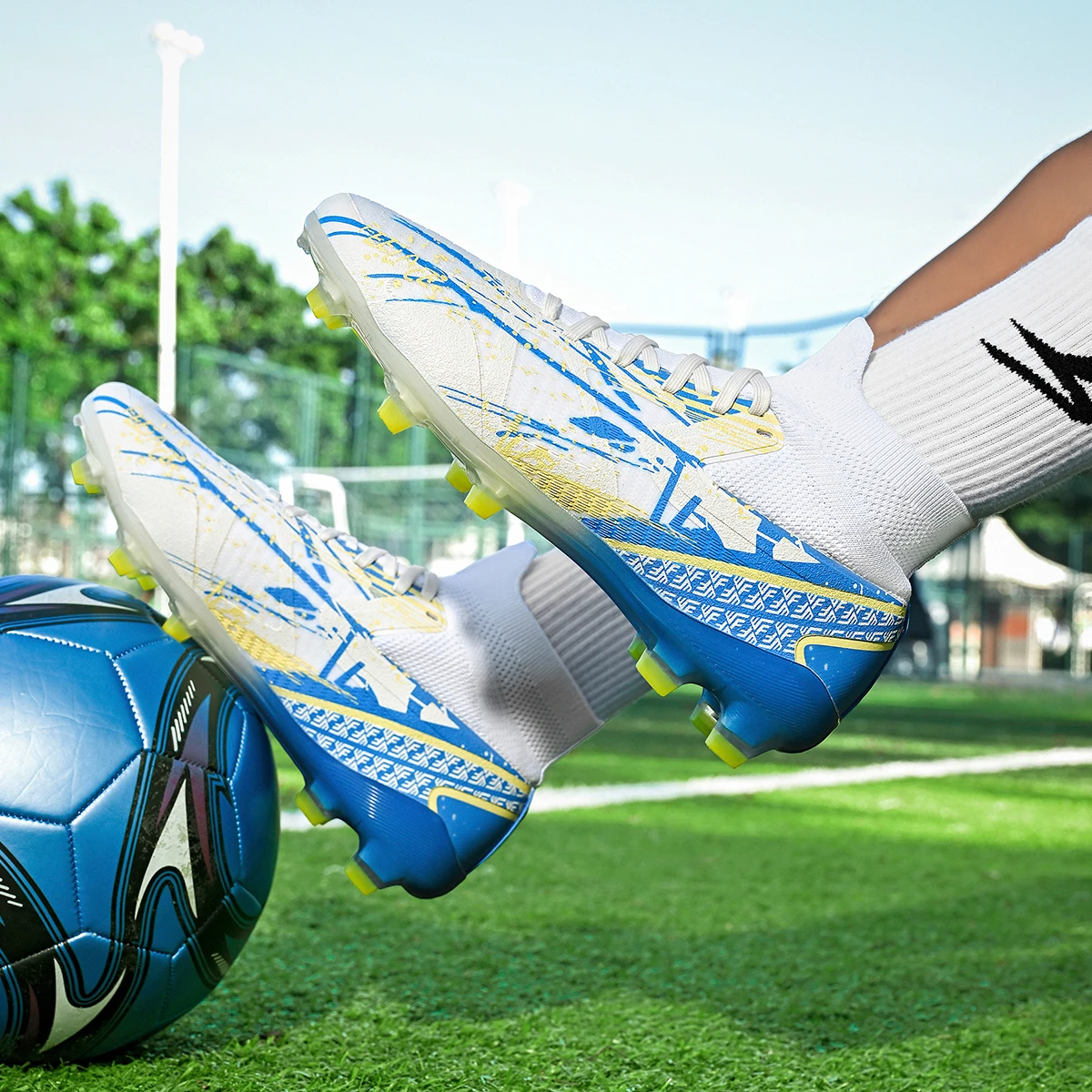 

Высокие футбольные бутсы, доступны варианты TF и FG, подходят для профессиональных соревнований и тренировок, унисекс. Шипы подошвы