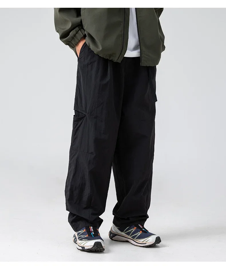 Side pockets for water splashing are designed with loose overalls and trousers sweatpants joggers men
