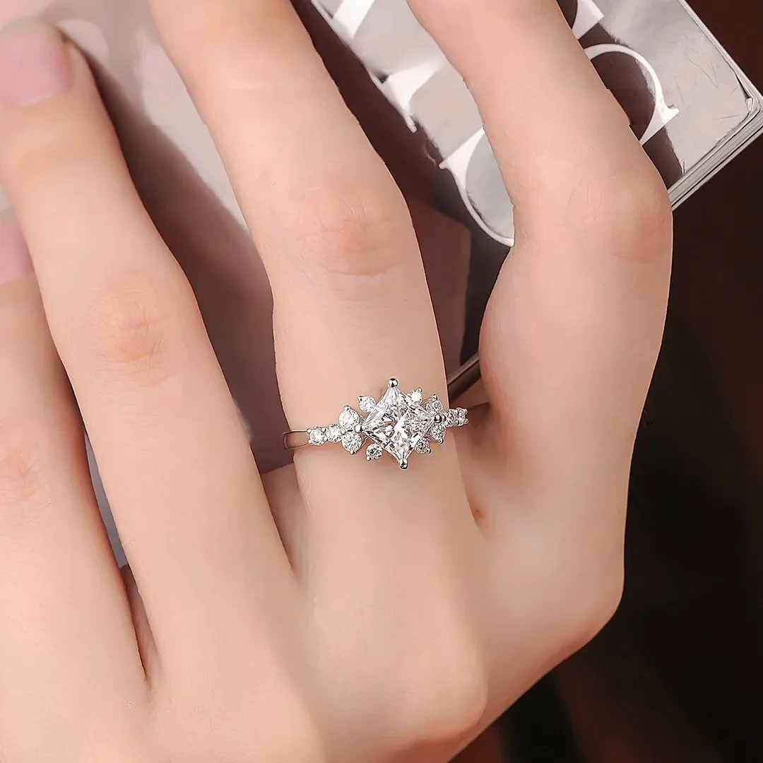 Platinum PT950 Cincin Moissanite 2 Karat Putri Mode Eropa dan Amerika Baru Empat Cakar