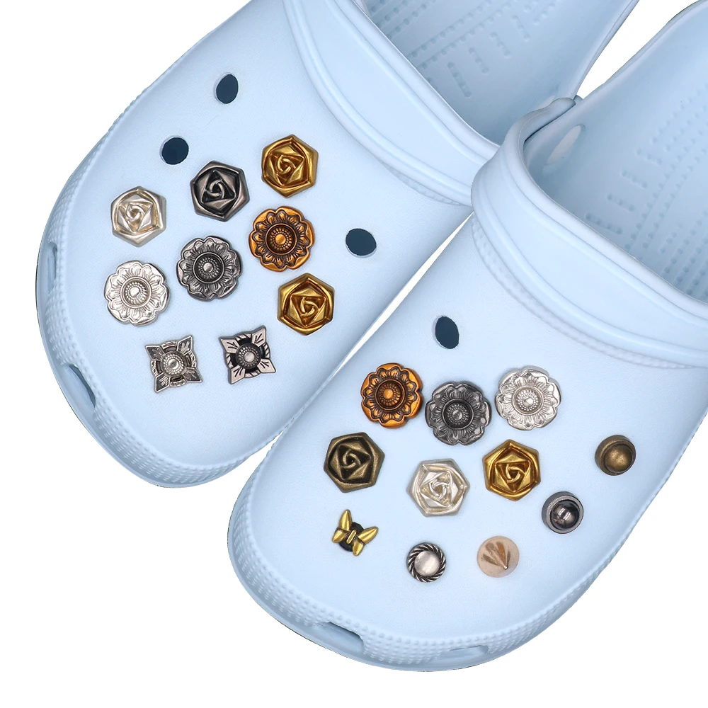 Shoe ジビッツ  Detachable Charm 14 Pcs 1 Set 크로크 Golden Silvery Gun Black Flowers Punk Style Metal Sandals Accessories Decorations