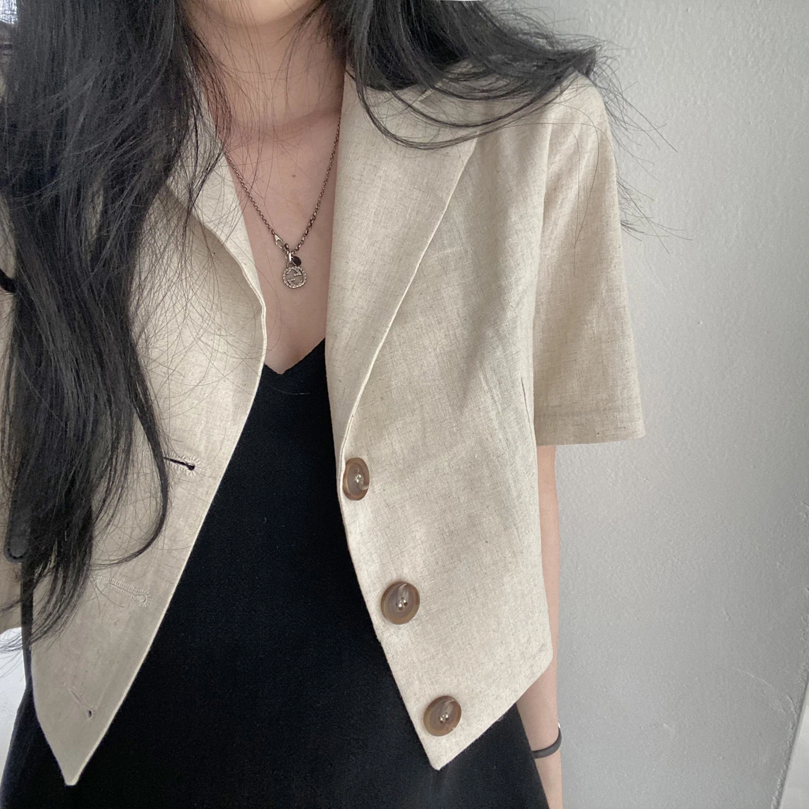 ชุดสูทลำลองสไตล์เกาหลีสุดชิคสำหรับฤดูร้อน รุ่นใหม่ปี 2025 เสื้อทรงตรงสไตล์ตะวันตกสำหรับผู้หญิง