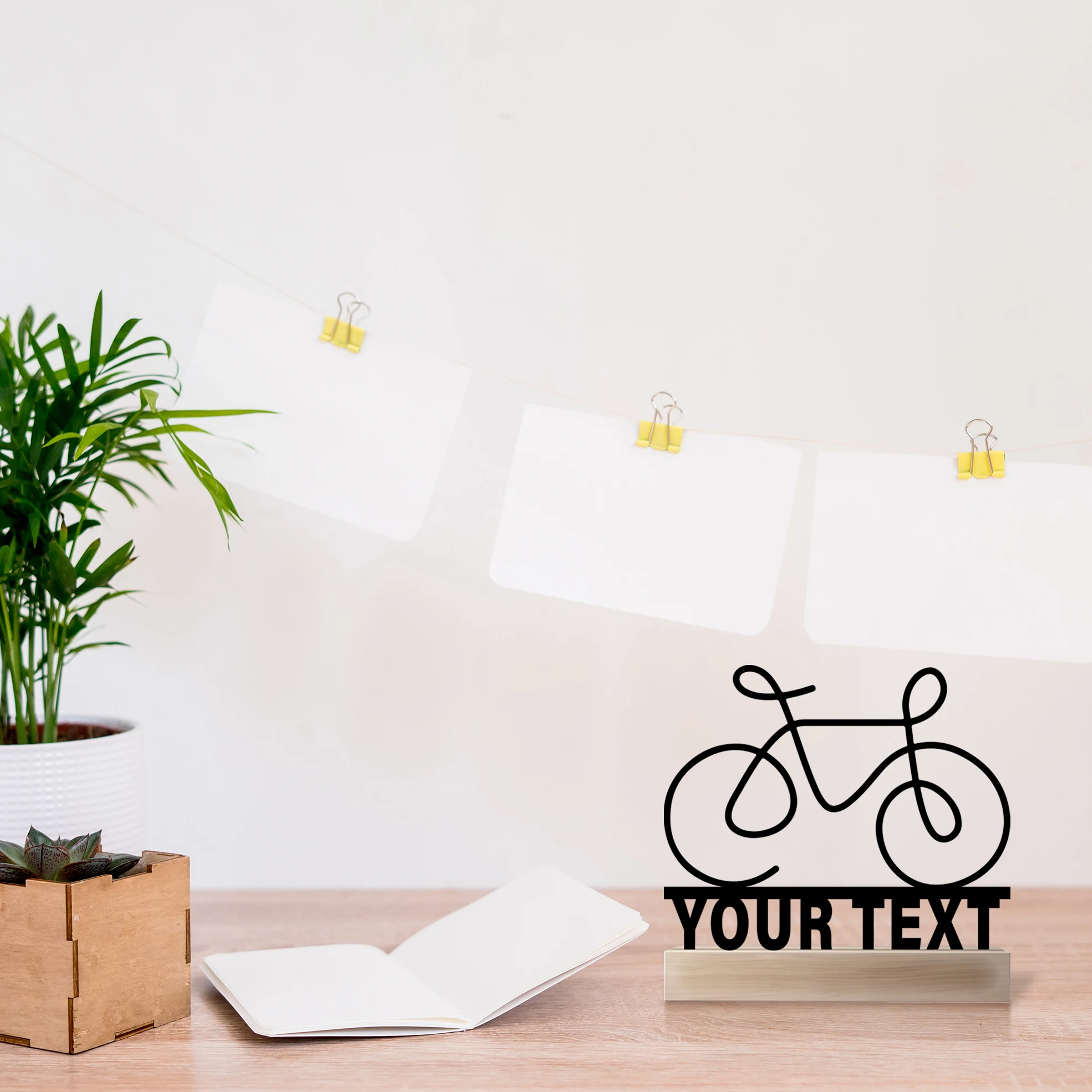 1 szt. Prosta statuetka roweru z możliwością personalizacji imienia, żelazna, z drewnianą podstawą, żelazna ozdoba, rzeźba z blachy, rękodzieło artystyczne z drewnianą podstawą.