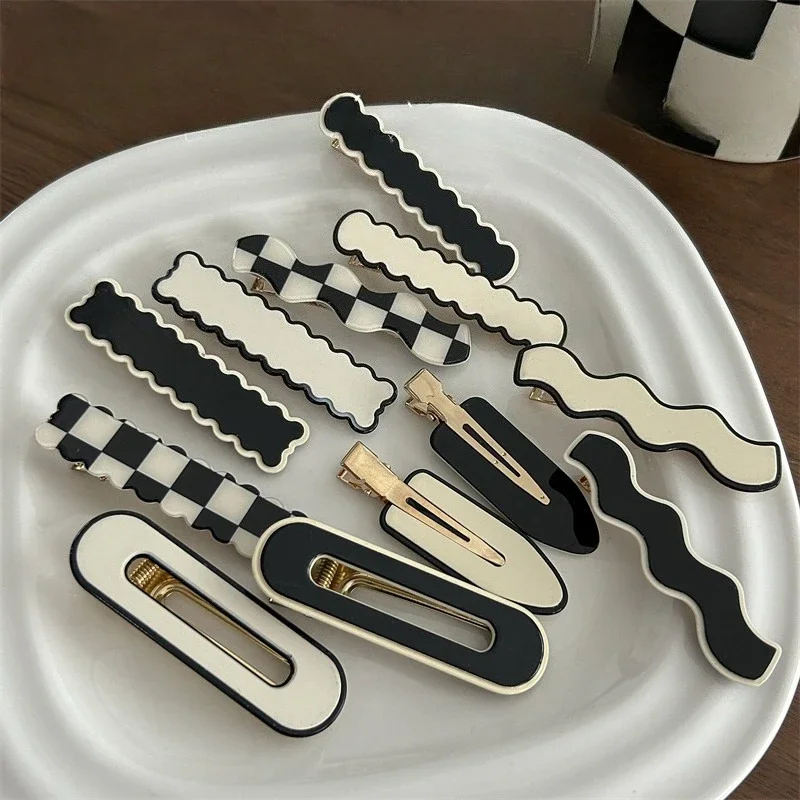 دبوس شعر لا يترك علامات على شكل رقعة الشطرنج باللونين الأبيض والأسود، غرة مكسورة، مشبك منقار البط الجانبي