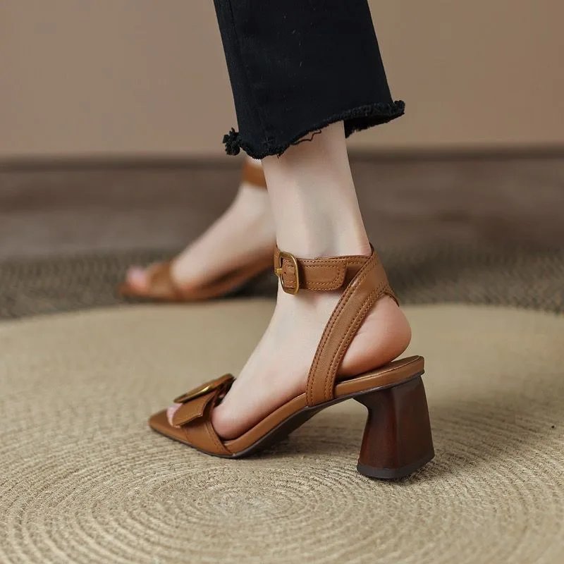 Ledersandalen für Damen, Schuhe mit niedrigem Absatz und Riemen, 2022, Sommer, runde Zehen, Anzug, weiblich, beige, niedrige Absätze, geschlossener Block, Retro-Komfort